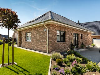 Massivhaus Winkelbungalow 135 von ECO System HAUS, Bungalow Außenansicht 2