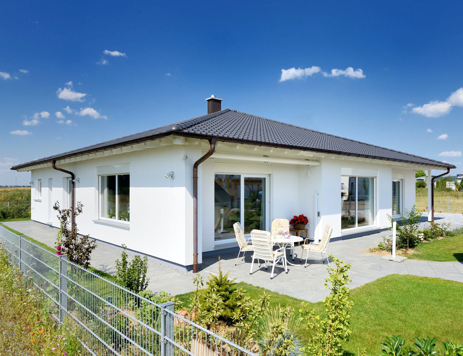 Fertighaus Haus Eminger von Fertighaus WEISS Schlüsselfertig ab 463000€, Bungalow Außenansicht 1