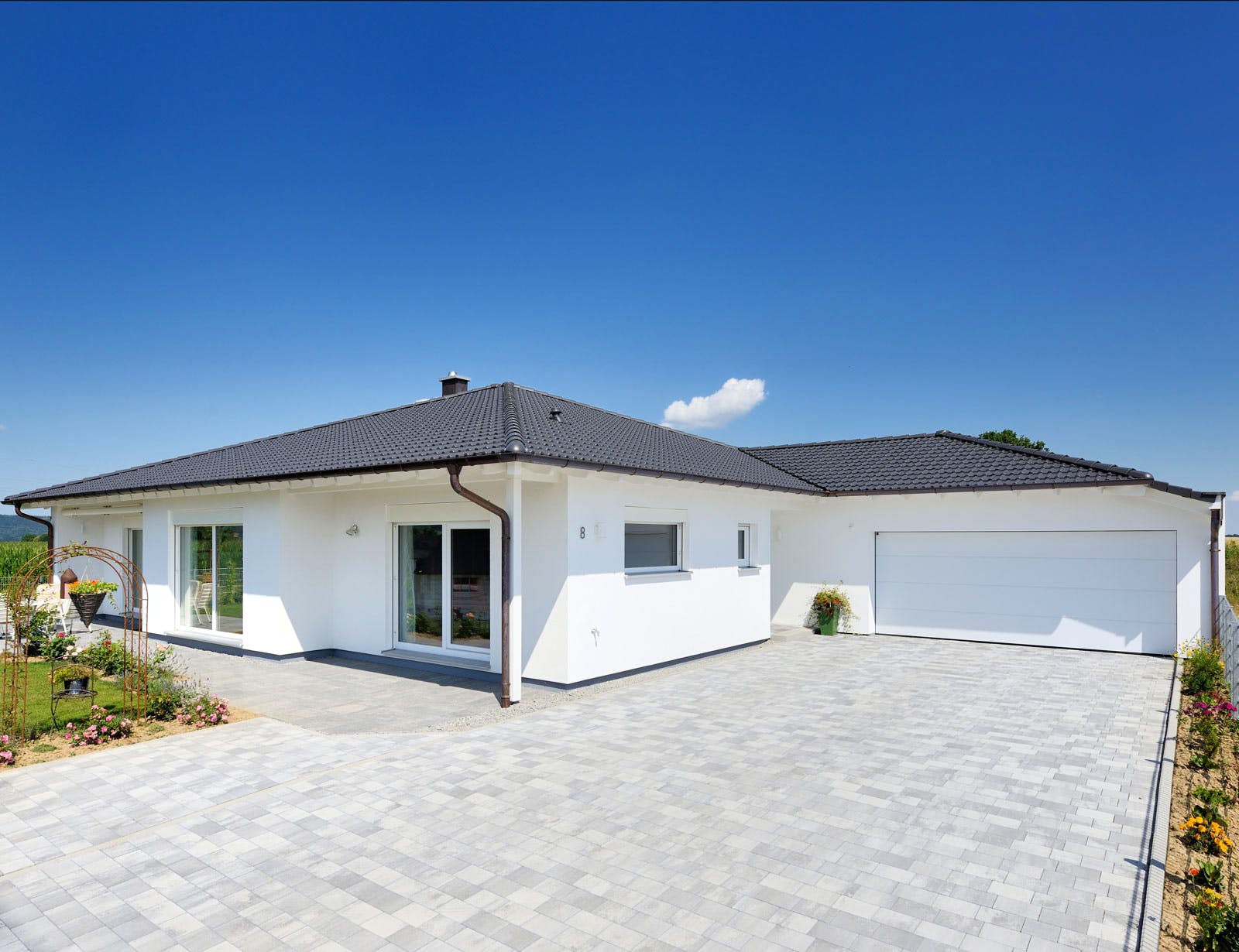 Fertighaus Haus Eminger von Fertighaus WEISS Schlüsselfertig ab 463000€, Bungalow Außenansicht 2
