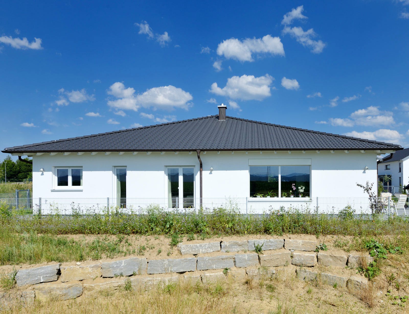 Fertighaus Haus Eminger von Fertighaus WEISS Schlüsselfertig ab 463000€, Bungalow Außenansicht 3