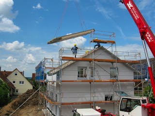 Fertighaus beim Aufbau