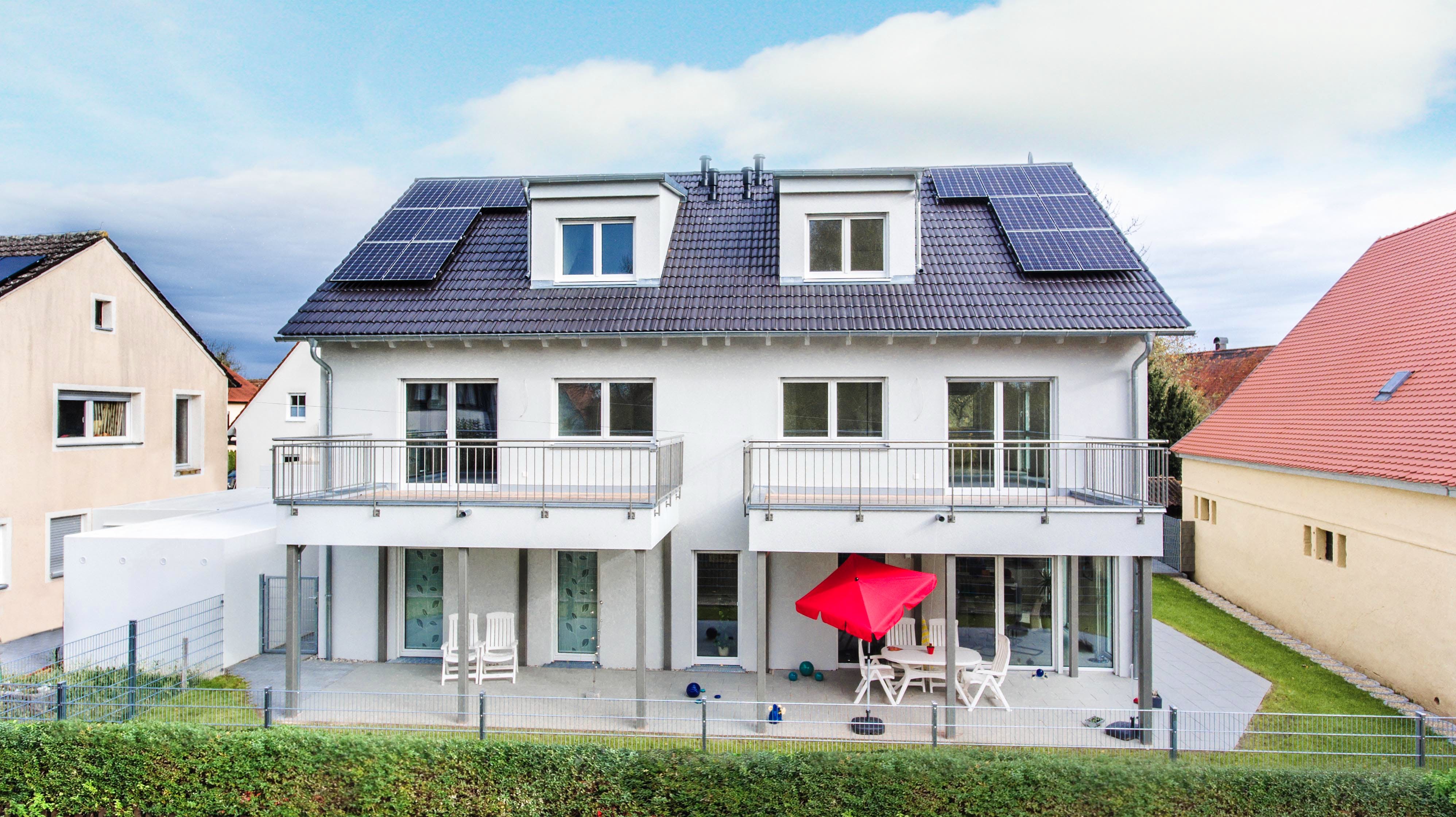 Fertighaus Dreifamilienhaus 324 von FischerHaus Schlüsselfertig ab 875460€, Satteldach-Klassiker Außenansicht 1