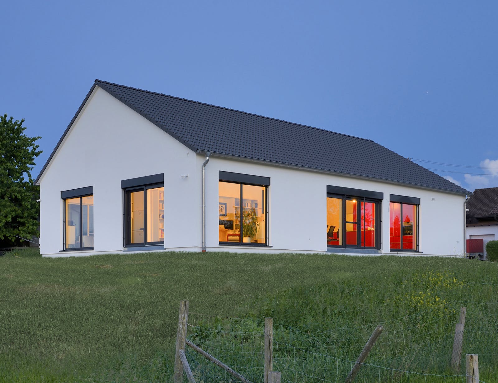 Fertighaus Haus Jäger von Fertighaus WEISS Schlüsselfertig ab 292000€, Bungalow Außenansicht 1