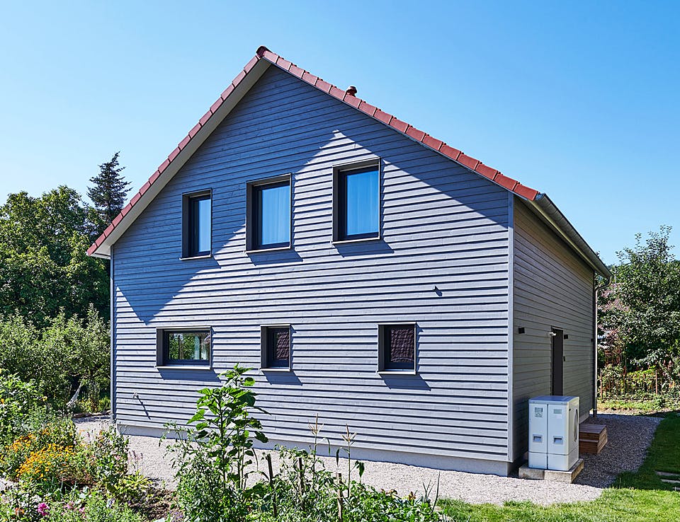 Fertighaus Haus Garten von Fertighaus WEISS Schlüsselfertig ab 370000€, Satteldach-Klassiker Außenansicht 2