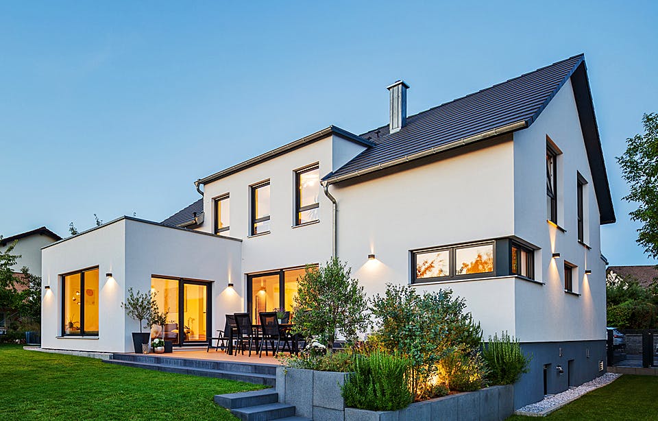 Fertighaus Haus John von Fertighaus WEISS Schlüsselfertig ab 572000€, Satteldach-Klassiker Außenansicht 1
