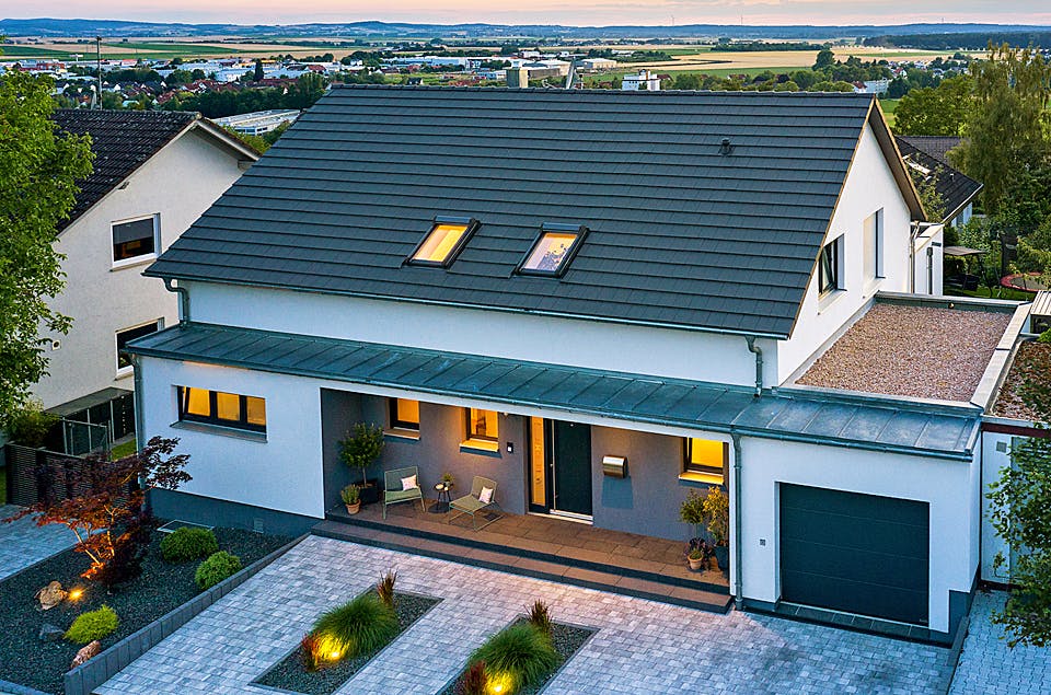 Fertighaus Haus John von Fertighaus WEISS Schlüsselfertig ab 572000€, Satteldach-Klassiker Außenansicht 2