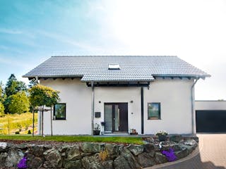 Fertighaus Amika von Fingerhut Haus Schlüsselfertig ab 476245€, Satteldach-Klassiker Außenansicht 2