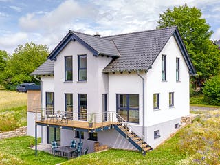 Fertighaus Kelari von Fingerhut Haus Schlüsselfertig ab 467929€, Satteldach-Klassiker Außenansicht 1