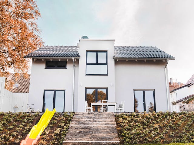 Fertighaus Vinaro von Fingerhut Haus Schlüsselfertig ab 449083€, Satteldach-Klassiker Außenansicht 1 Fertighaus Vinaro von Fingerhut Haus Schlüsselfertig ab 449083€, Satteldach-Klassiker Außenansicht 1