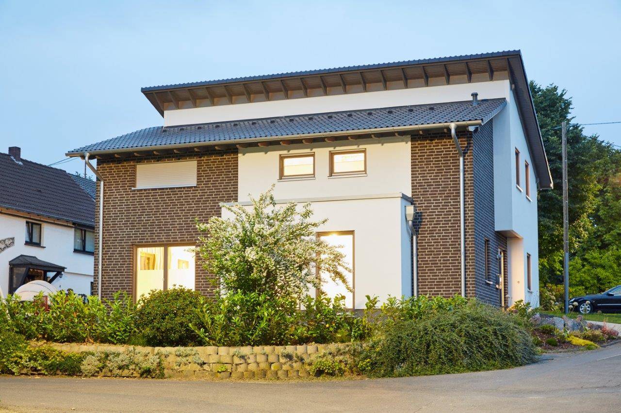 Fertighaus Finkenberg von GUSSEK HAUS Schlüsselfertig ab 519600€, Pultdachhaus Außenansicht 1
