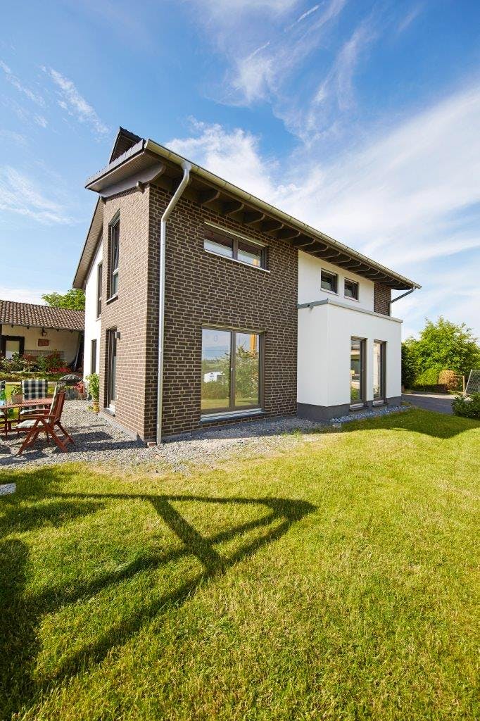 Fertighaus Finkenberg von GUSSEK HAUS Schlüsselfertig ab 519600€, Pultdachhaus Außenansicht 2