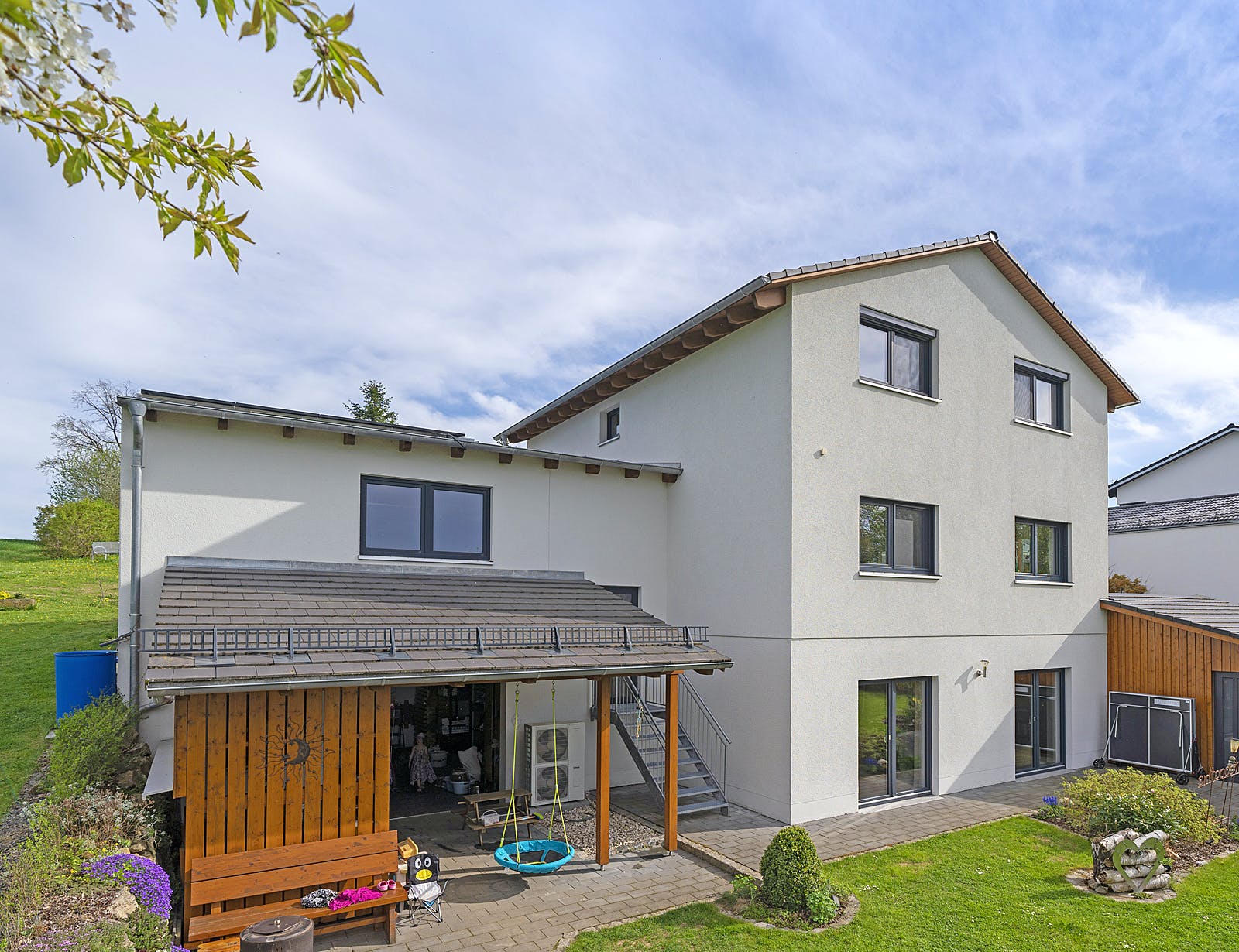 Fertighaus Modern 146 von FischerHaus, Satteldach-Klassiker Außenansicht 2