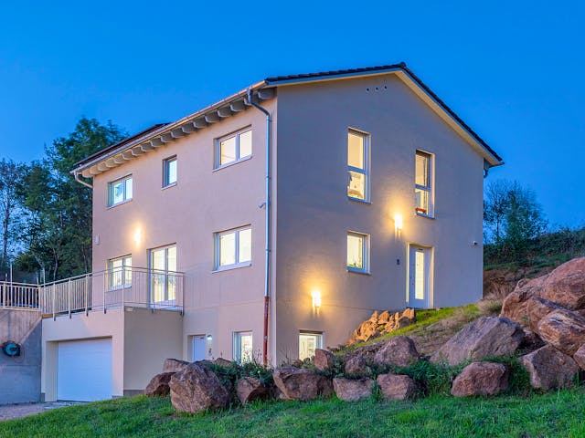Fertighaus Modern 238 von FischerHaus Schlüsselfertig ab 548559€, Satteldach-Klassiker Außenansicht 1 Fertighaus Modern 238 von FischerHaus Schlüsselfertig ab 548559€, Satteldach-Klassiker Außenansicht 1