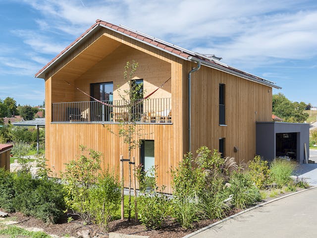 Fertighaus F150 - Kega von Fluck Holzbau Schlüsselfertig ab 400000€, Satteldach-Klassiker Außenansicht 1 Fertighaus F150 - Kega von Fluck Holzbau Schlüsselfertig ab 400000€, Satteldach-Klassiker Außenansicht 1