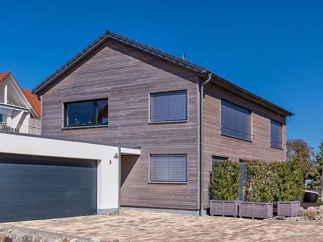 Fertighaus F172 - Gruber von Fluck Holzbau Schlüsselfertig ab 420000€, Satteldach-Klassiker Außenansicht 1