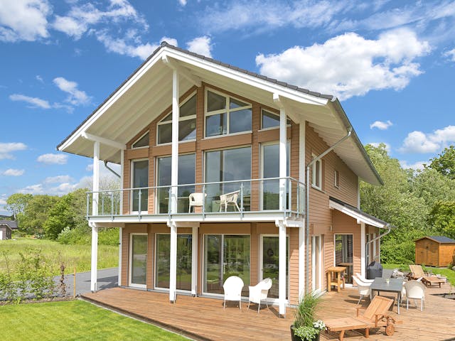 Fertighaus F241 - Kirsch von Fluck Holzbau Schlüsselfertig ab 560000€, Satteldach-Klassiker Außenansicht 1 Fertighaus F241 - Kirsch von Fluck Holzbau Schlüsselfertig ab 560000€, Satteldach-Klassiker Außenansicht 1