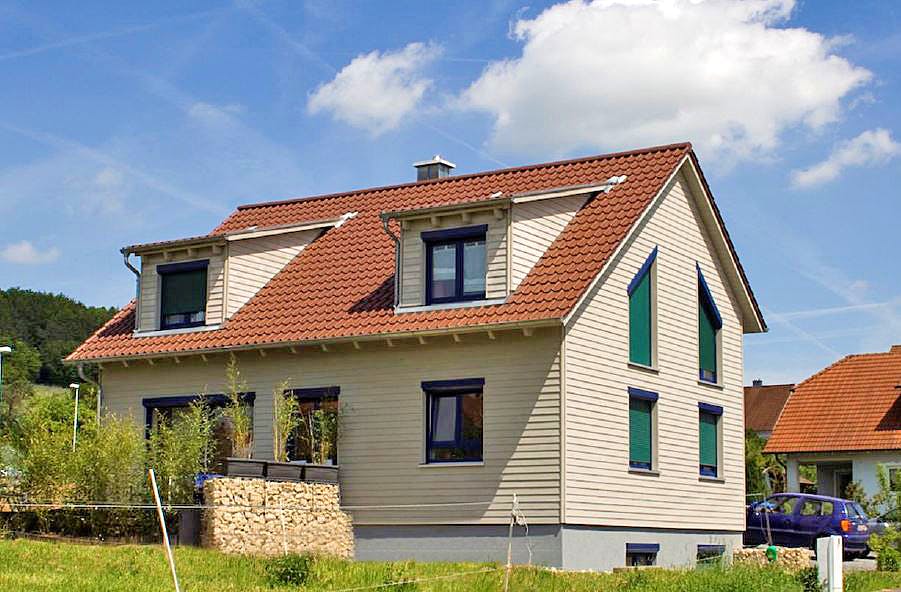 Fertighaus Haus Tauberbischofsheim von Holzbau Freisinger, Satteldach-Klassiker Außenansicht 1