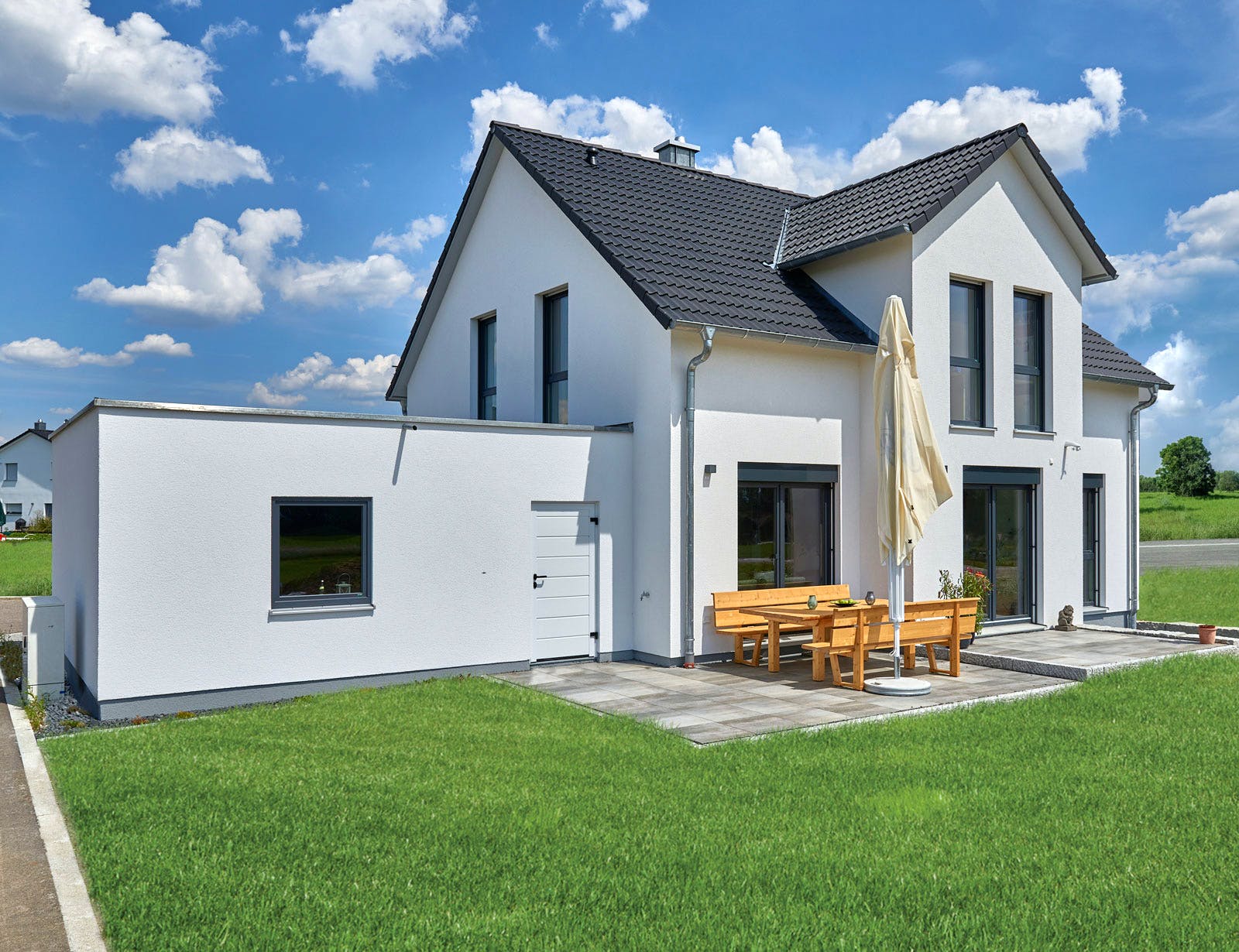 Fertighaus Haus Friedel von Fertighaus WEISS Schlüsselfertig ab 383000€, Satteldach-Klassiker Außenansicht 1