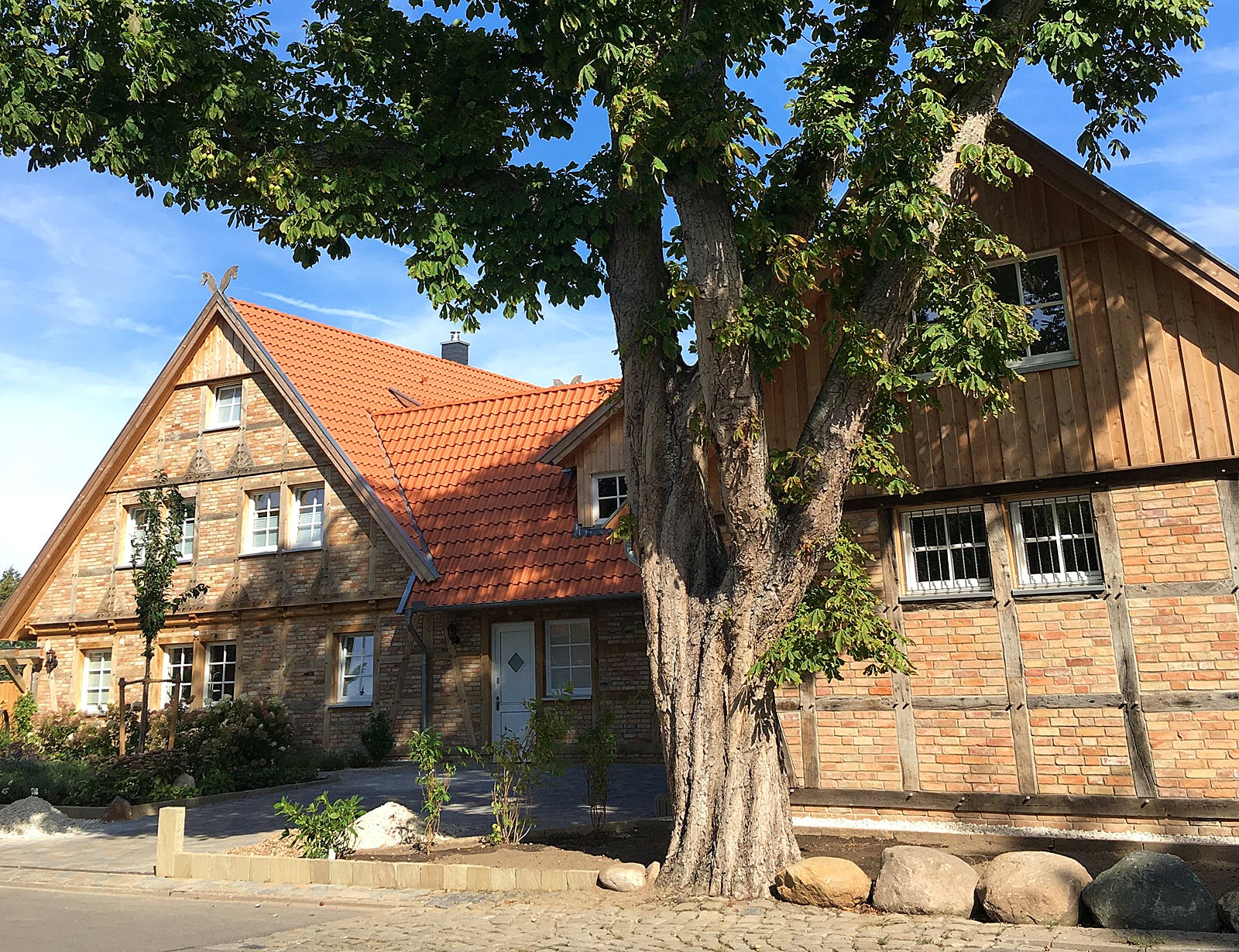 Fertighaus Alte Schmiede von Fuhrberger Zimmerei Betriebsges. mbH, Satteldach-Klassiker Außenansicht 3