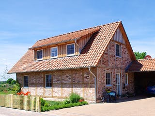 Fertighaus Kleines Fachwerkhaus von Fuhrberger Zimmerei Betriebsges. mbH, Fachwerk Außenansicht 1