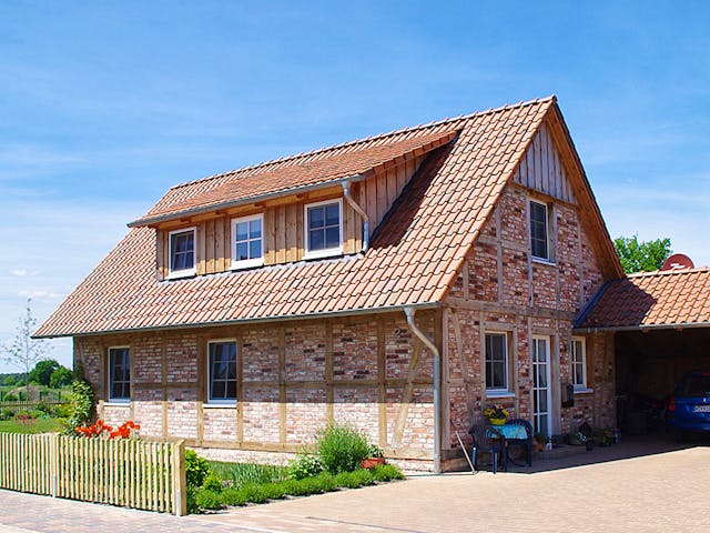 Fertighaus Kleines Fachwerkhaus von Fuhrberger Zimmerei Betriebsges. mbH, Fachwerk Außenansicht 1