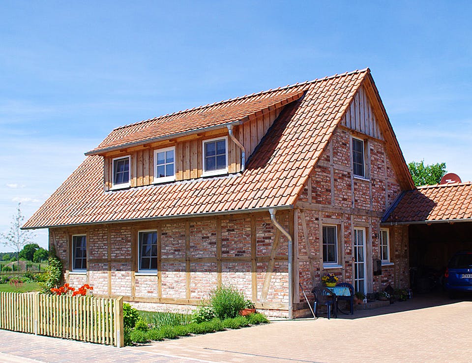 Fertighaus Kleines Fachwerkhaus von Fuhrberger Zimmerei Betriebsges. mbH, Fachwerk Außenansicht 1