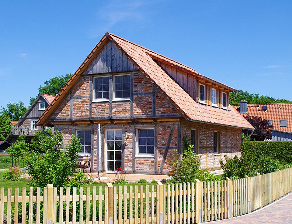 Fertighaus Kleines Fachwerkhaus von Fuhrberger Zimmerei Betriebsges. mbH, Fachwerk Außenansicht 2