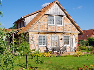 Fertighaus Kleines Fachwerkhaus von Fuhrberger Zimmerei Betriebsges. mbH, Fachwerk Außenansicht 4