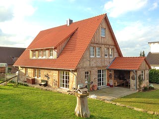 Fertighaus Oberbecksen von Fuhrberger Zimmerei Betriebsges. mbH, Fachwerk Außenansicht 1