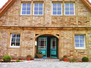 Fertighaus Oberbecksen von Fuhrberger Zimmerei Betriebsges. mbH, Fachwerk Außenansicht 4