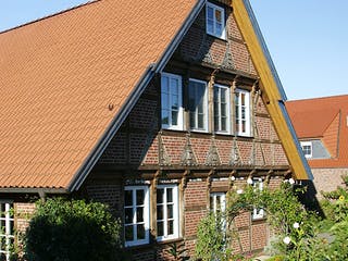 Fertighaus Pinus von Fuhrberger Zimmerei Betriebsges. mbH, Fachwerk Außenansicht 2