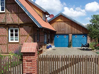 Fertighaus Pinus von Fuhrberger Zimmerei Betriebsges. mbH, Fachwerk Außenansicht 3