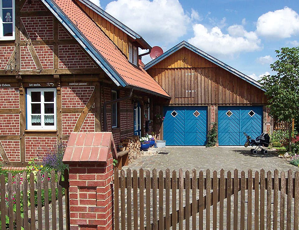 Fertighaus Pinus von Fuhrberger Zimmerei Betriebsges. mbH, Fachwerk Außenansicht 3