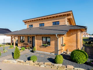 Blockhaus Neffelbach von Fullwood Wohnblockhaus Ausbauhaus ab 220000€, Pultdachhaus Außenansicht 3