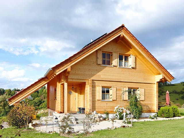 Blockhaus Gomadingen von Rems-Murr-Holzhaus Ausbauhaus ab 263329€, Satteldach-Klassiker Außenansicht 1 Blockhaus Gomadingen von Rems-Murr-Holzhaus Ausbauhaus ab 263329€, Satteldach-Klassiker Außenansicht 1