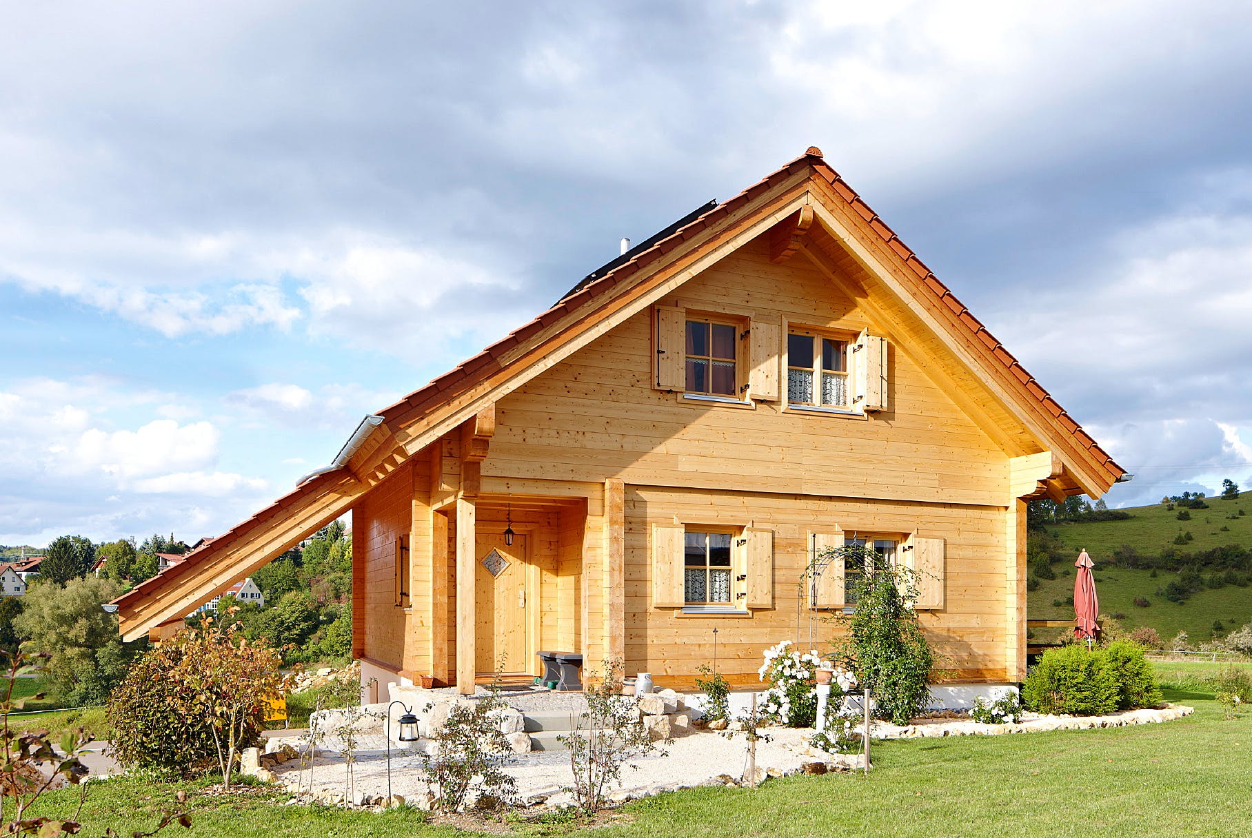 Blockhaus Gomadingen von Rems-Murr-Holzhaus Schlüsselfertig ab 432000€, Satteldach-Klassiker Außenansicht 1