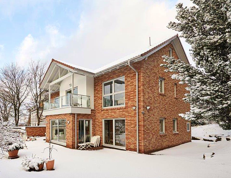 Fertighaus Löwental von GUSSEK HAUS Schlüsselfertig ab 648200€, Satteldach-Klassiker Außenansicht 1
