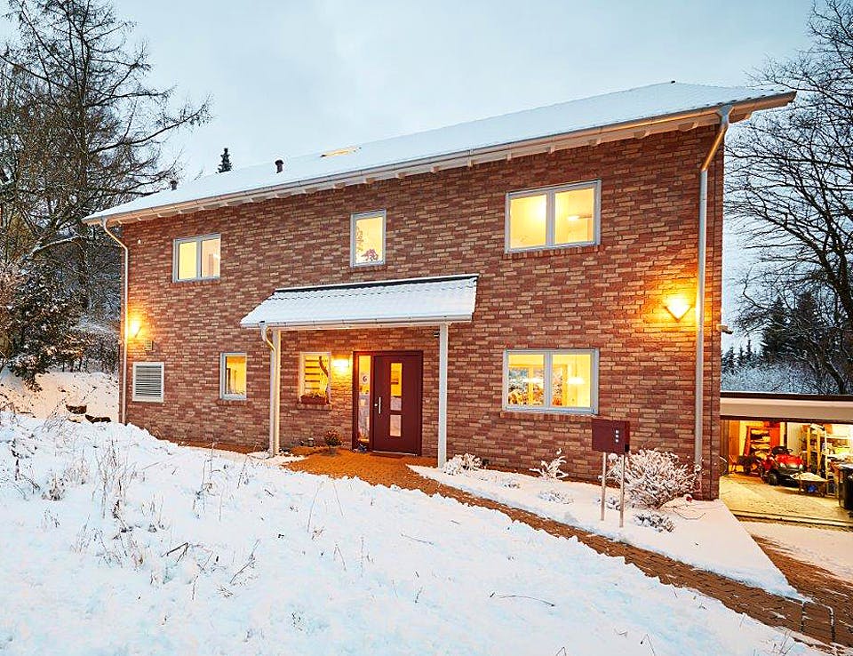 Fertighaus Löwental von GUSSEK HAUS Schlüsselfertig ab 648200€, Satteldach-Klassiker Außenansicht 2