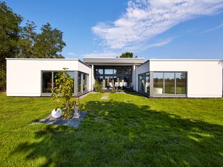 Fertighaus Piemont von GUSSEK HAUS Schlüsselfertig ab 591700€, Bungalow Außenansicht 1 Fertighaus Piemont von GUSSEK HAUS Schlüsselfertig ab 591700€, Bungalow Außenansicht 1