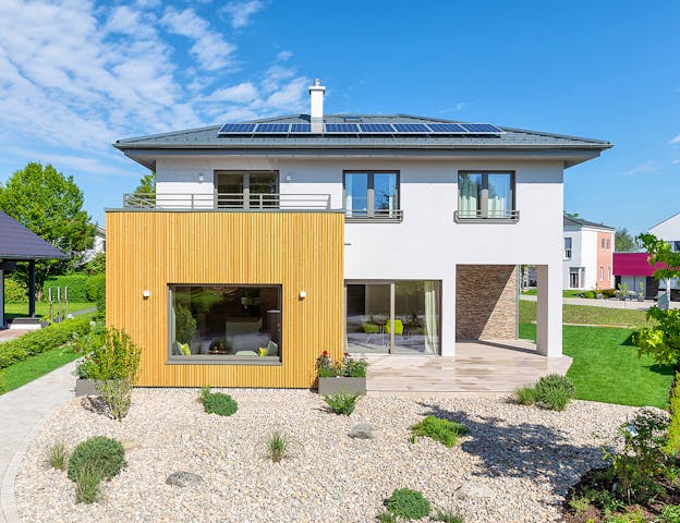 Fertighaus als energieeffiziente schlüsselfertige Stadtvilla mit Erker & Balkon