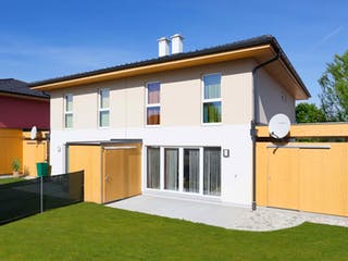 Fertighaus Doppelhaushälfte 119 W von HARTL HAUS Schlüsselfertig ab 394510€, Stadtvilla Außenansicht 1