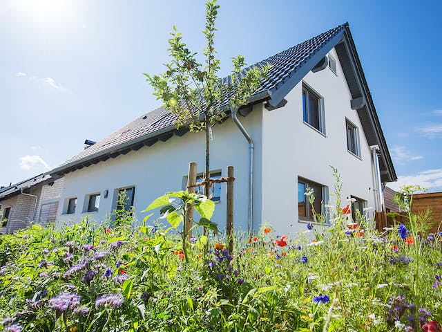 Fertighaus Sonnenhaus in Osnabrück von Hausbau Heggemann Schlüsselfertig ab 500000€, Satteldach-Klassiker Außenansicht 4