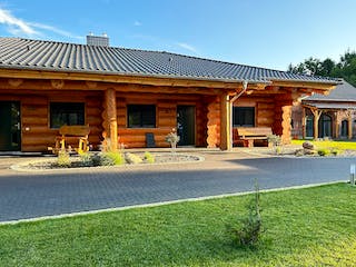 Blockhaus Blockhaus Bodensee von Holzbau rustikal - Blockhäuser Bausatzhaus ab 182558€, Satteldach-Klassiker Außenansicht 1