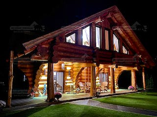 Blockhaus Blockhaus Montreal von Holzbau rustikal - Blockhäuser Bausatzhaus ab 211680€, Satteldach-Klassiker Außenansicht 4