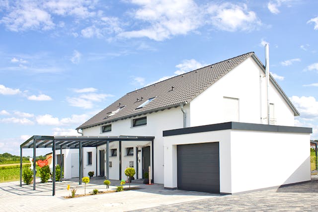 Fertighaus-Doppelhaus mit Garage beidseitig von Lehner Haus