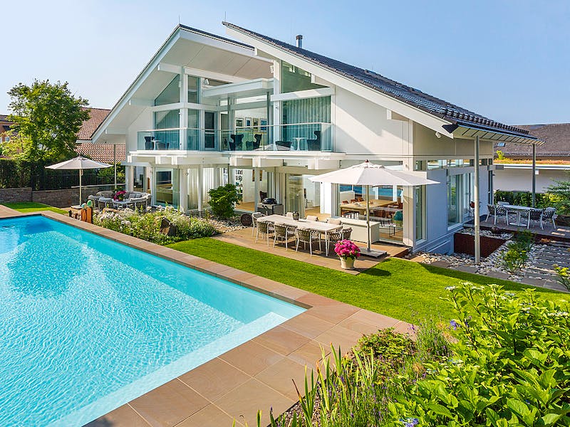 Massivhaus ALFA Vivere von Dennert Massivhaus, Satteldach-Klassiker Außenansicht 2