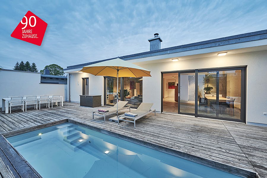 Moderner Bungalow mit klaren Linien und Strukturen im Fokus