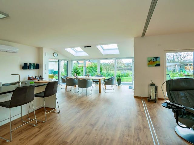 Fertighaus Jubiläumshaus Bungalow mit Flachdach von Holz & Dach Living Ausbauhaus ab 270000€, Bungalow Innenansicht 1