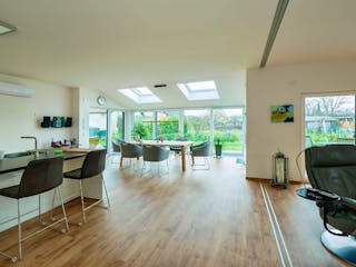 Fertighaus Jubiläumshaus Bungalow mit Satteldach von Holz & Dach Living Ausbauhaus ab 270000€, Bungalow Innenansicht 1