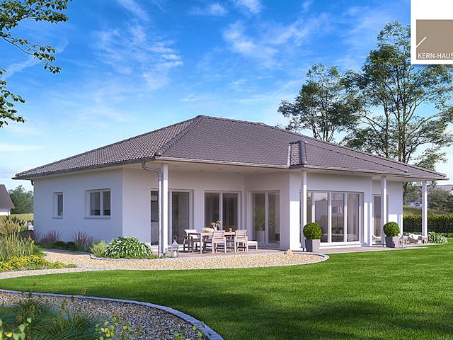 Massivhaus Bungalow Kalea von Kern-Haus Schlüsselfertig ab 422900€, Bungalow Außenansicht 1 Massivhaus Bungalow Kalea von Kern-Haus Schlüsselfertig ab 422900€, Bungalow Außenansicht 1